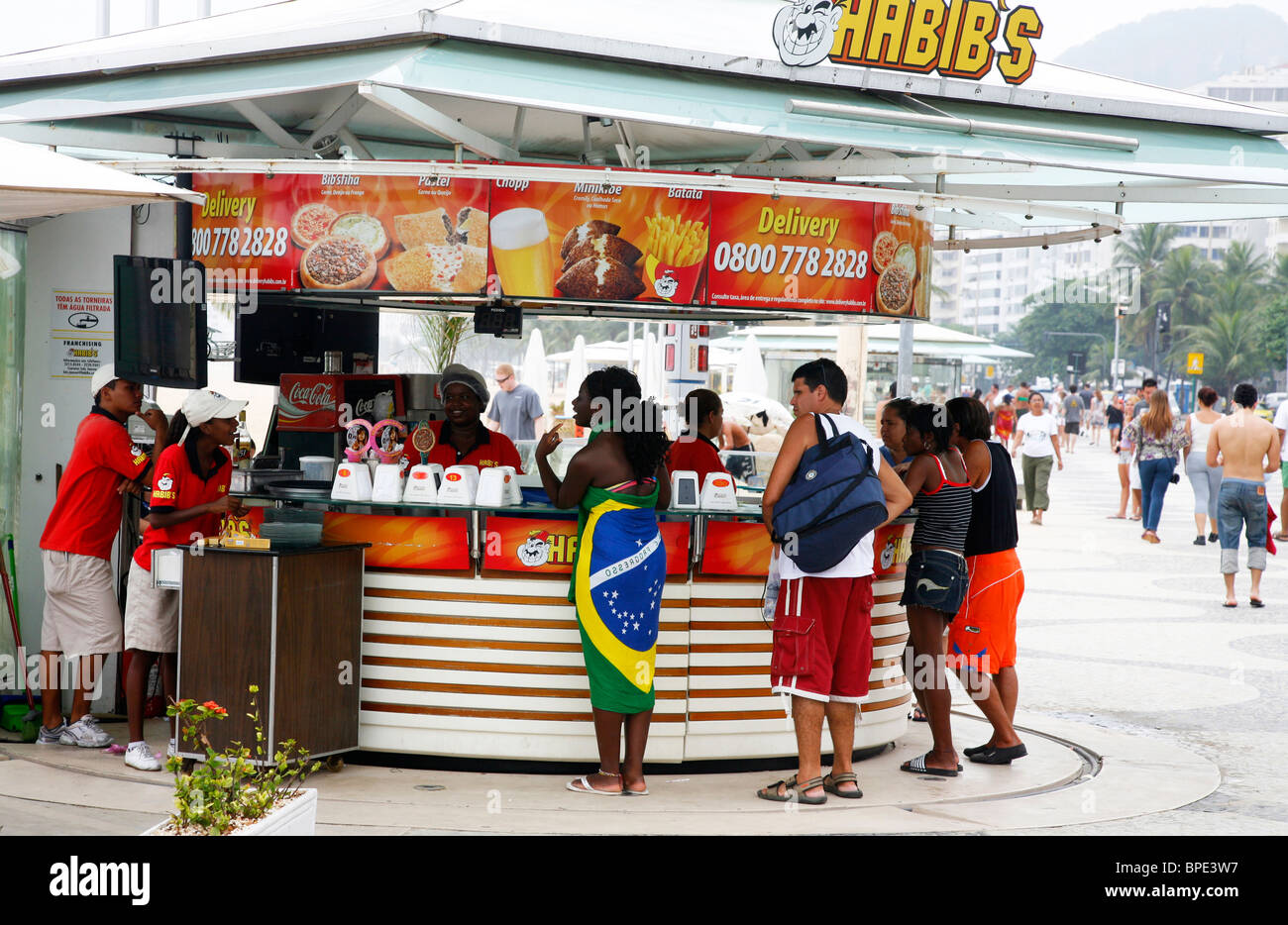 Il Beach bar sulla spiaggia di Copacabana beach promenade, di Rio de Janeiro in Brasile. Foto Stock