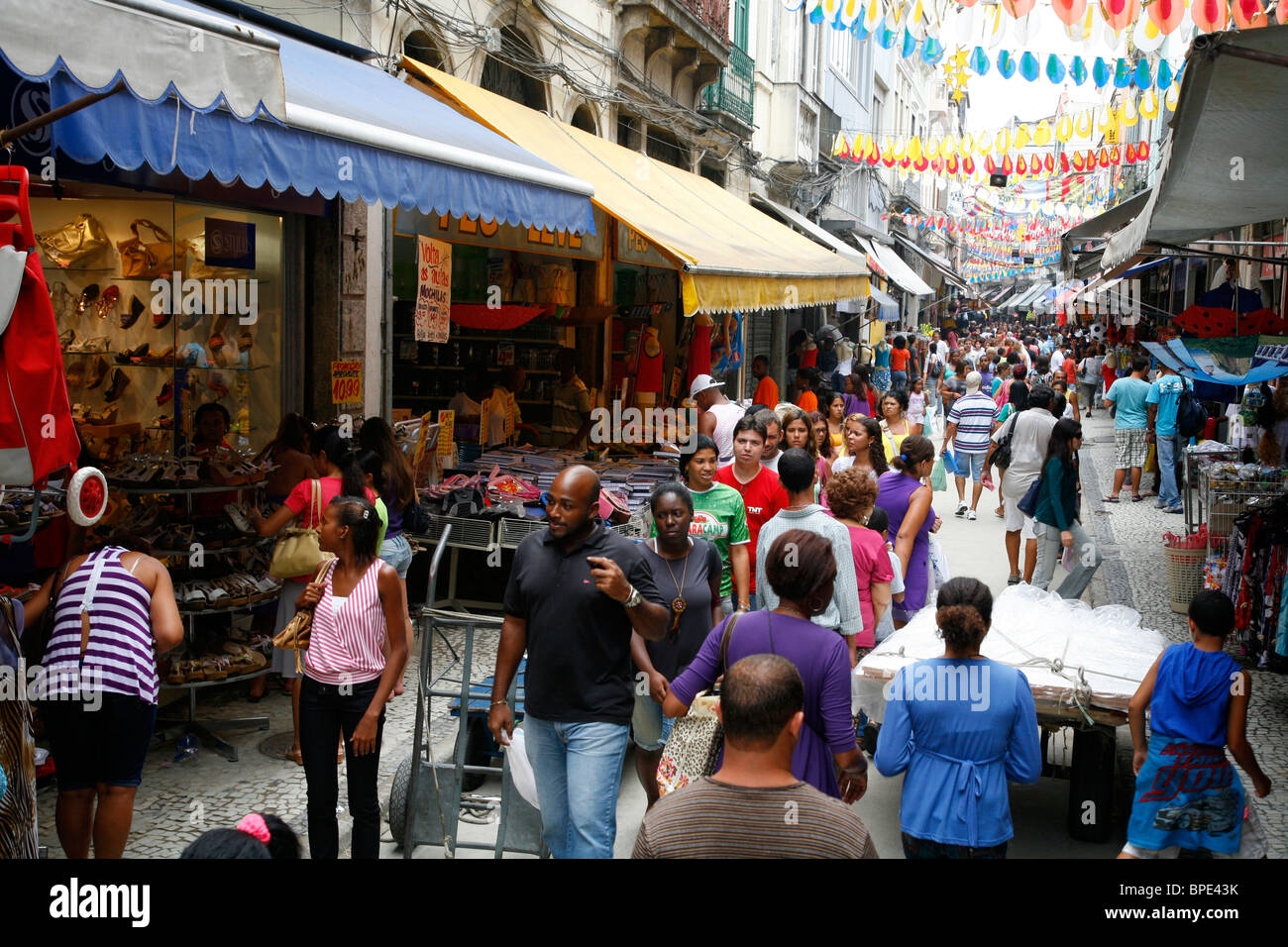 Scena di strada in Saara bazaar area al centro, Rio's downtown. Rio de Janeiro, Brasile. Foto Stock