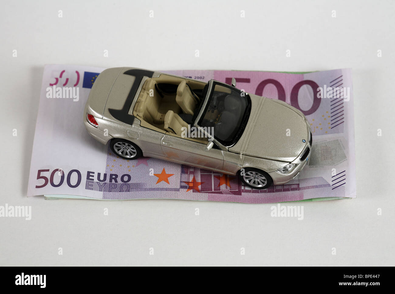 Un modello di auto su un 500-dollar banconota Foto Stock