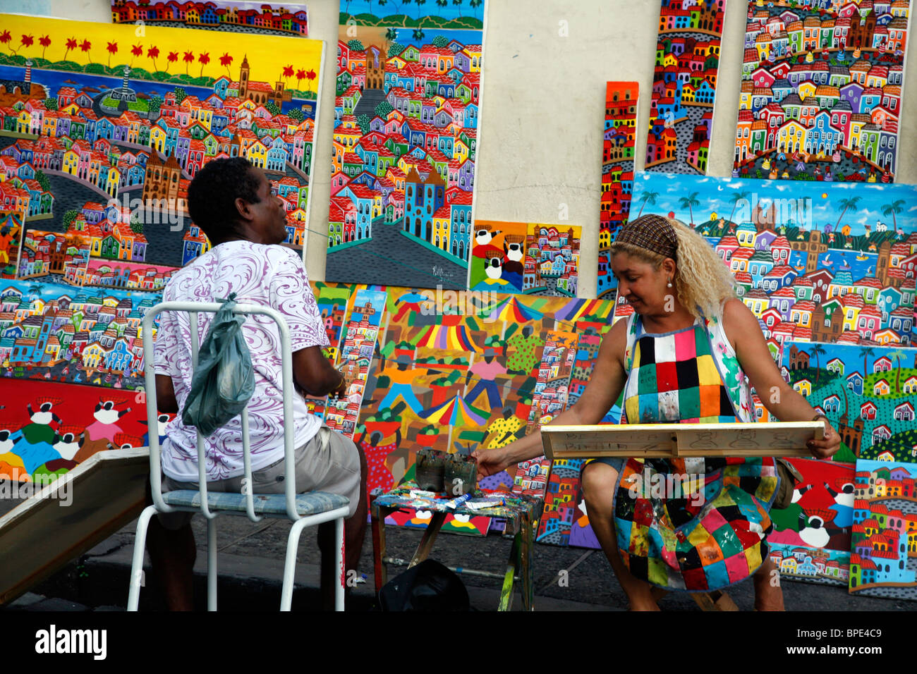 Pittore a una strada del Pelourinho, Salvador, Bahia, Brasile. Foto Stock