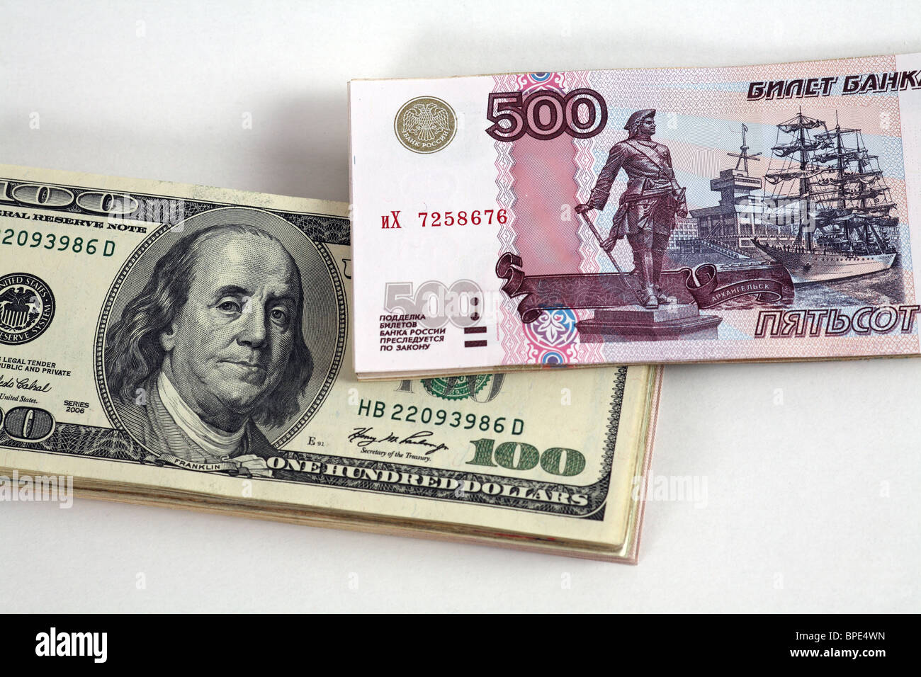 100-dollaro e 500-ruble banconote Foto Stock
