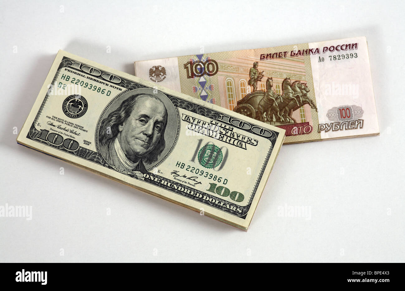 100-dollaro e 100-ruble banconote Foto Stock