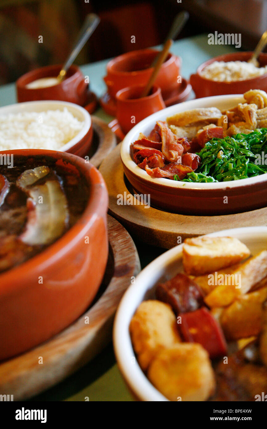 Feijoada, tradizionale piatto brasiliano al ristorante Bolinha, Sao Paulo, Brasile. Foto Stock