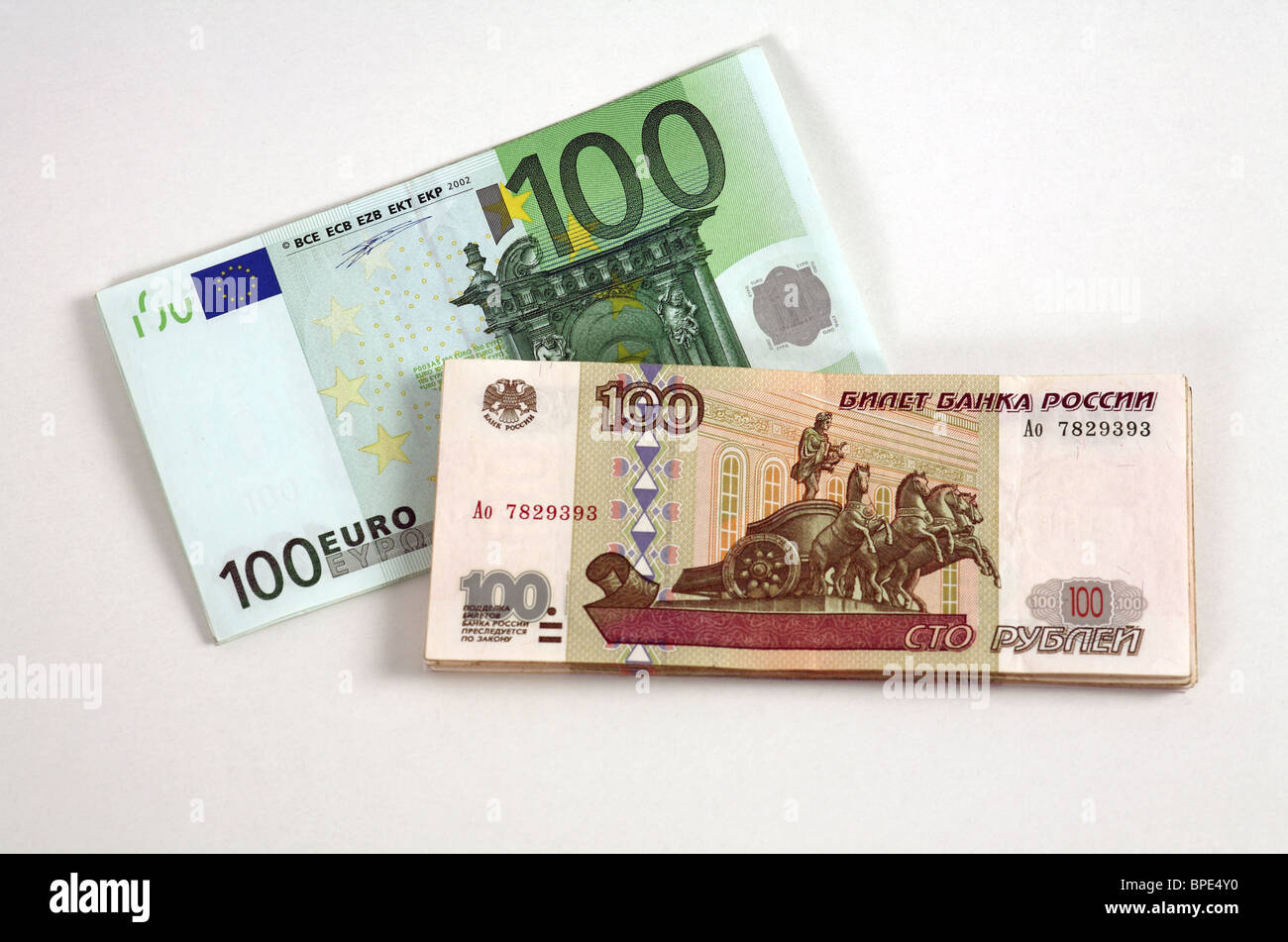 100-euro e 100-ruble banconote Foto Stock