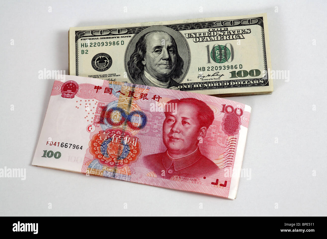 100-dollaro e 100-renminbi yuan banconote Foto Stock