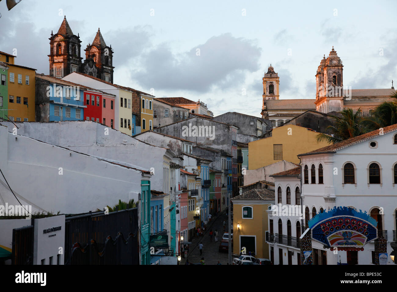 Strade acciottolate e architettura coloniale Largo de Pelourinho, Salvador, Bahia, Brasile. Foto Stock