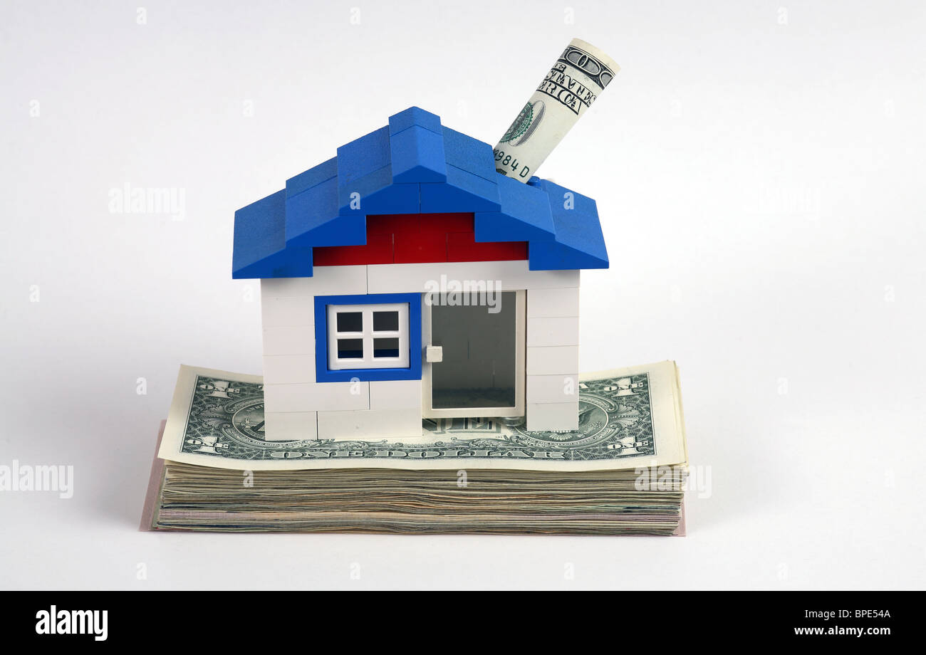 Una casa di lego sul dollaro banconote Foto Stock