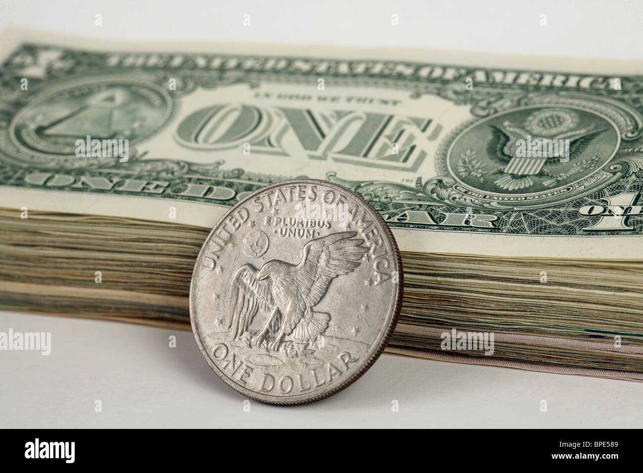 Un batuffolo di 1 dollari di banconote e di monete del dollaro Foto Stock