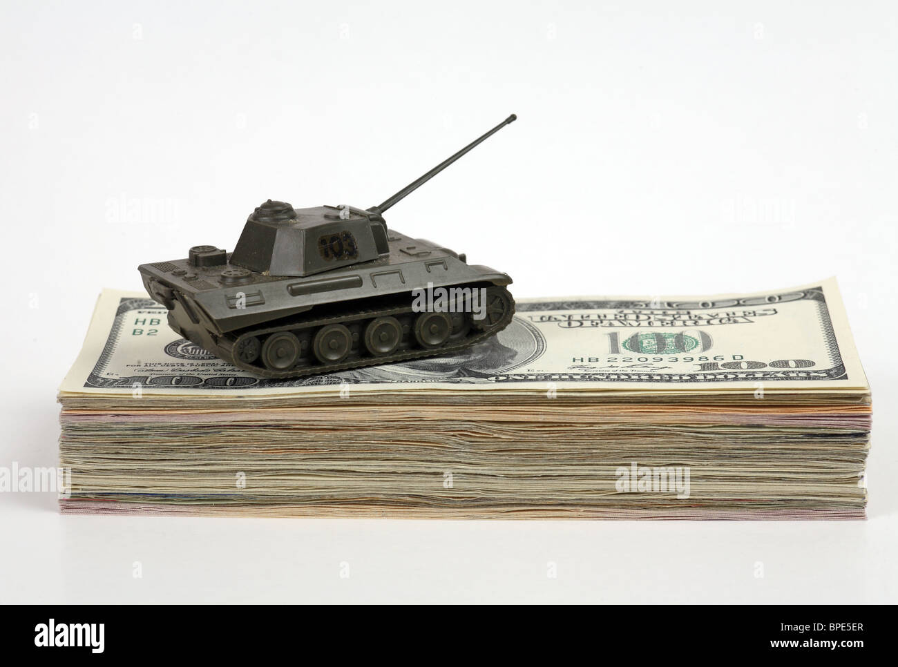 Un modello di serbatoio su un batuffolo di 100-dollar notes Foto Stock