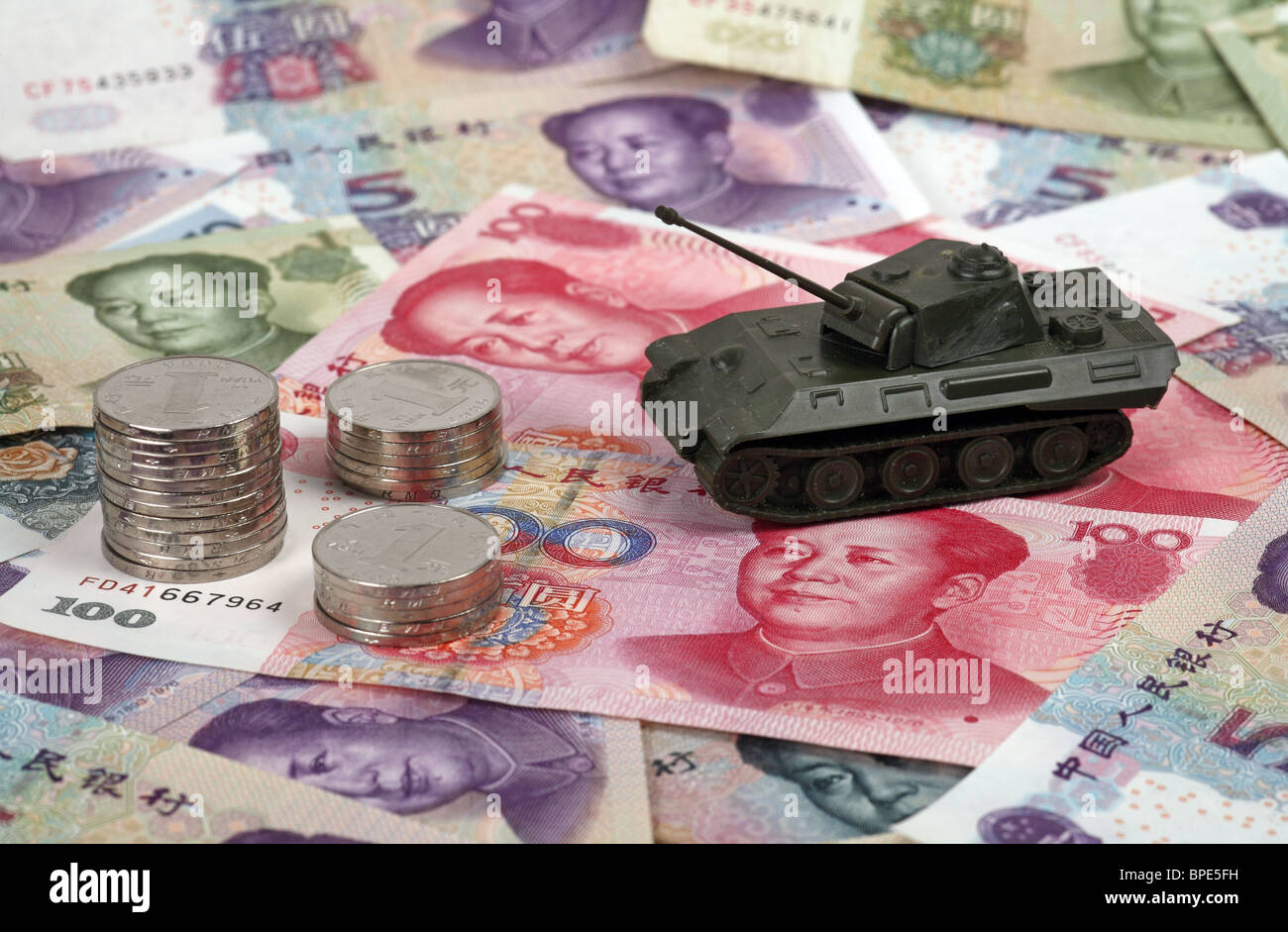 Soldi cinesi e un serbatoio modello Foto Stock