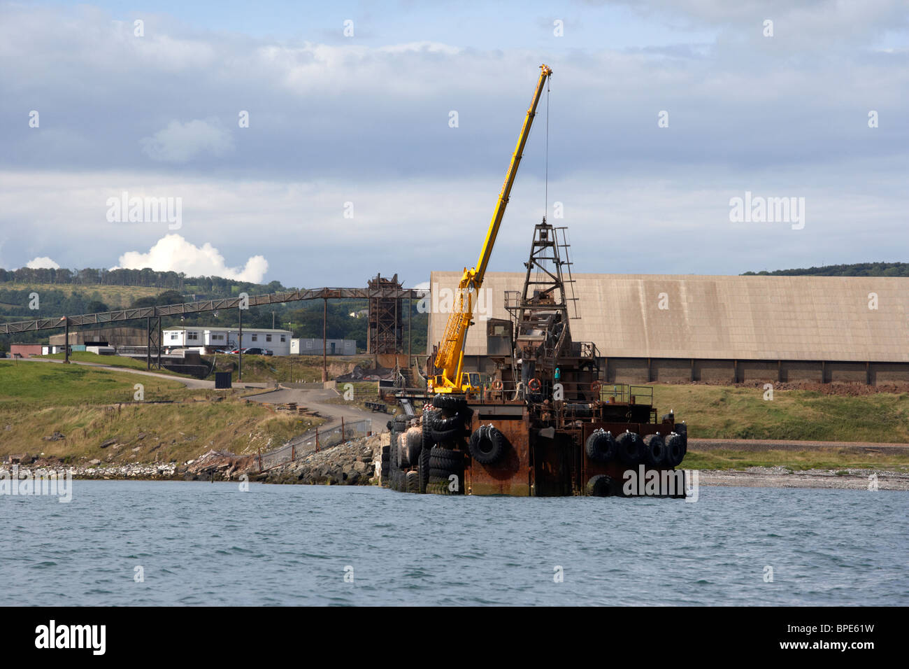 Irlandese miniere di sale e di esplorazione Miniera di Sale area di memorizzazione e caricamento di pier dock acqua profonda ormeggio al Kilroot County Antrim norther Foto Stock