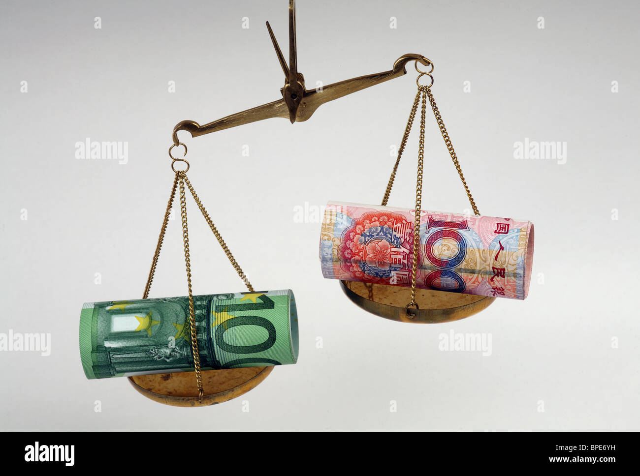 Euro e renminbi yuan banconote su scale Foto Stock