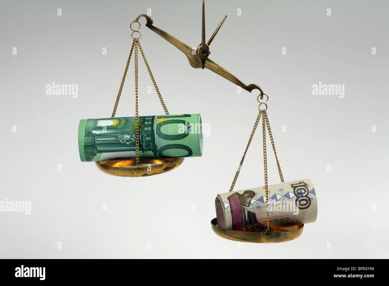 Euro e rublo banconote su scale Foto Stock