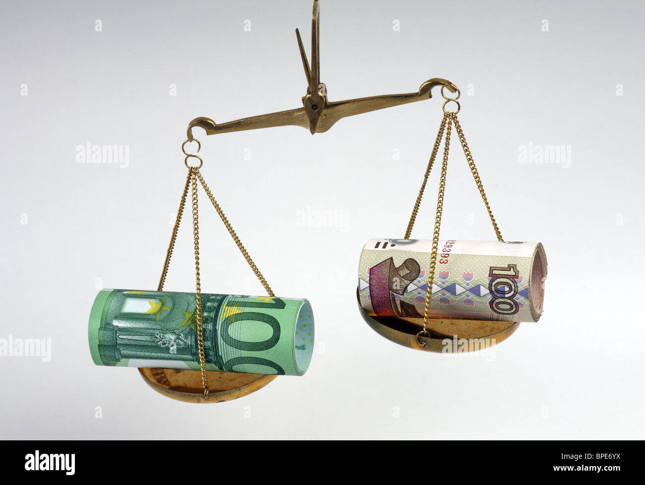 Euro e rublo banconote su scale Foto Stock