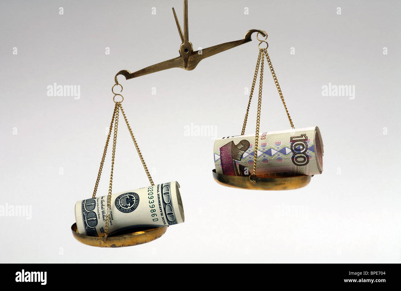 Il dollaro e il rublo banconote su scale Foto Stock