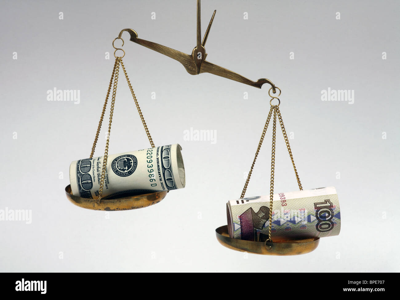Il dollaro e il rublo banconote su scale Foto Stock