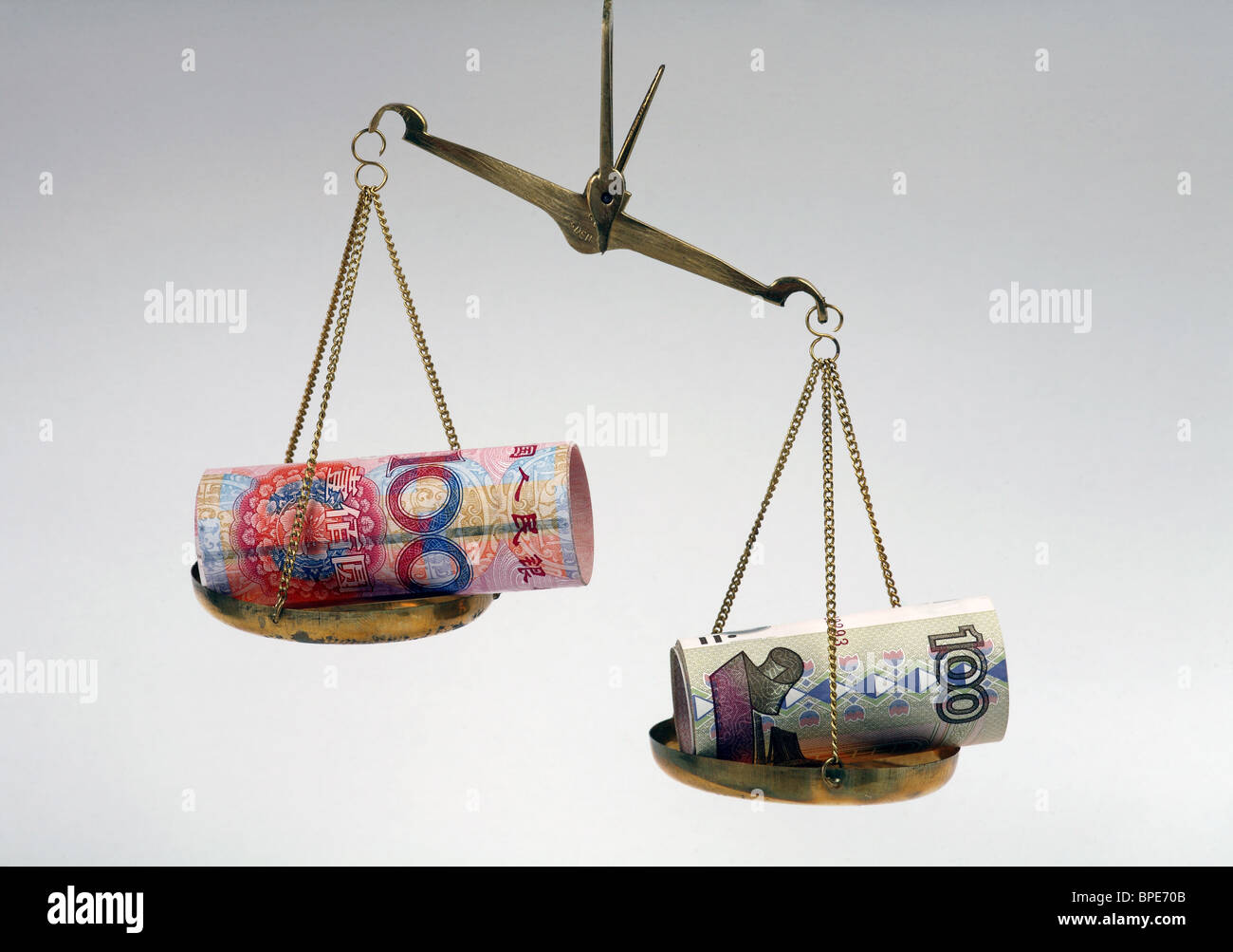Il rublo e yuan renminbi banconote su scale Foto Stock