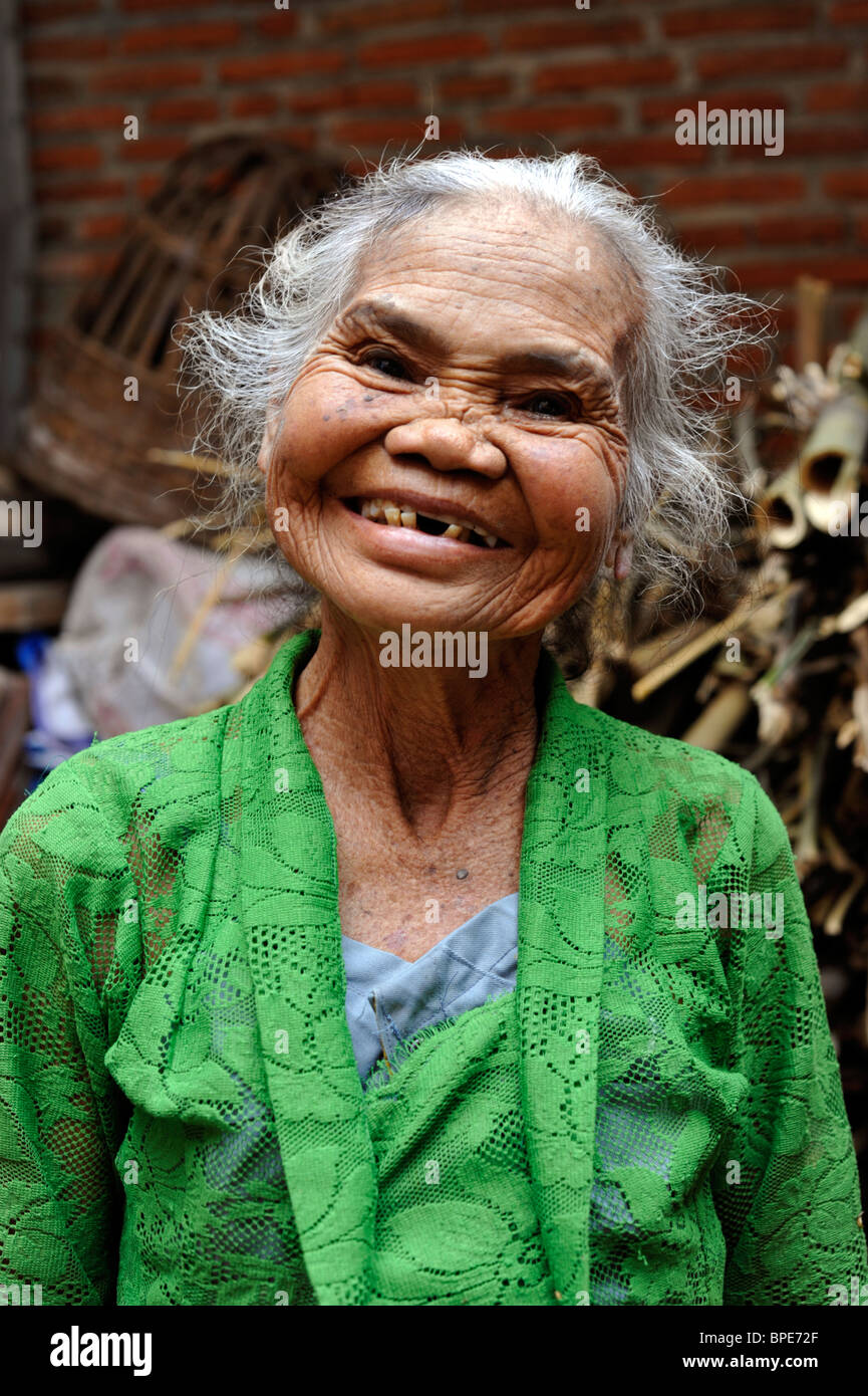 Sorridenti anziana signora locale a casa in java indonesia Foto Stock