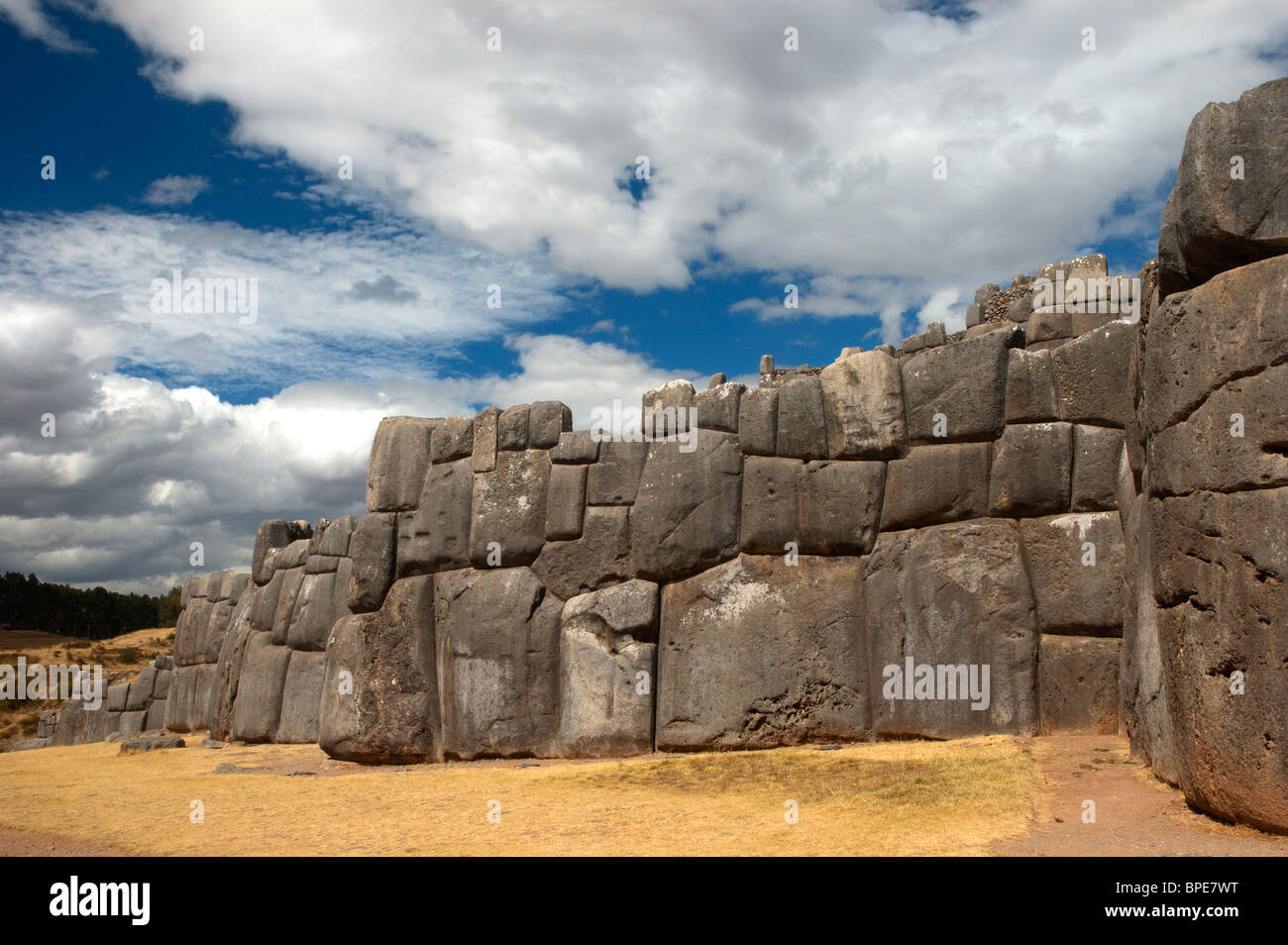 Enormi pareti di pietra, presso le rovine Inca di Sacsayhuaman, vicino a Cusco, Perù. Foto Stock