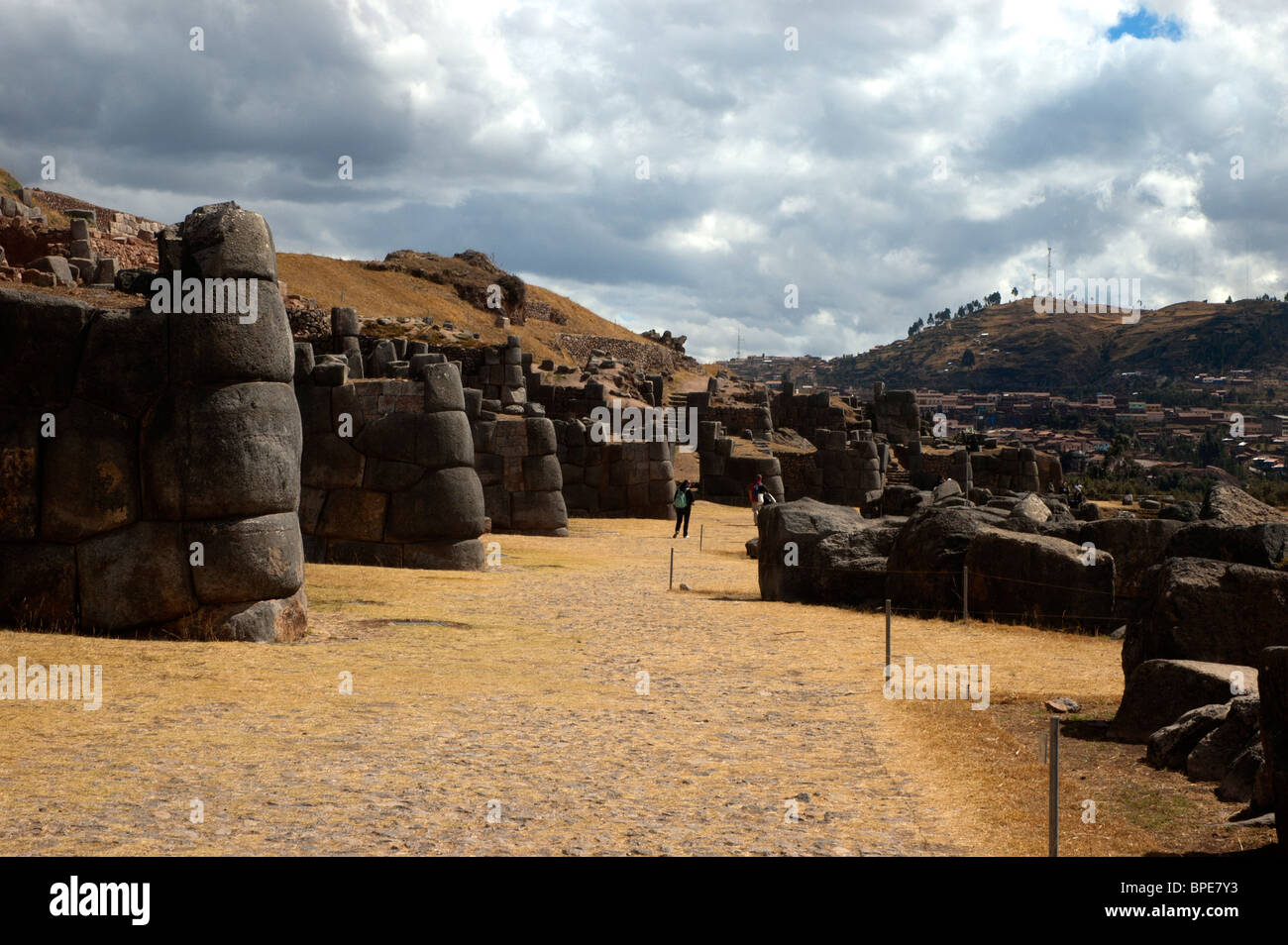 Enormi pareti di pietra, presso le rovine Inca di Sacsayhuaman, vicino a Cusco, Perù. Foto Stock