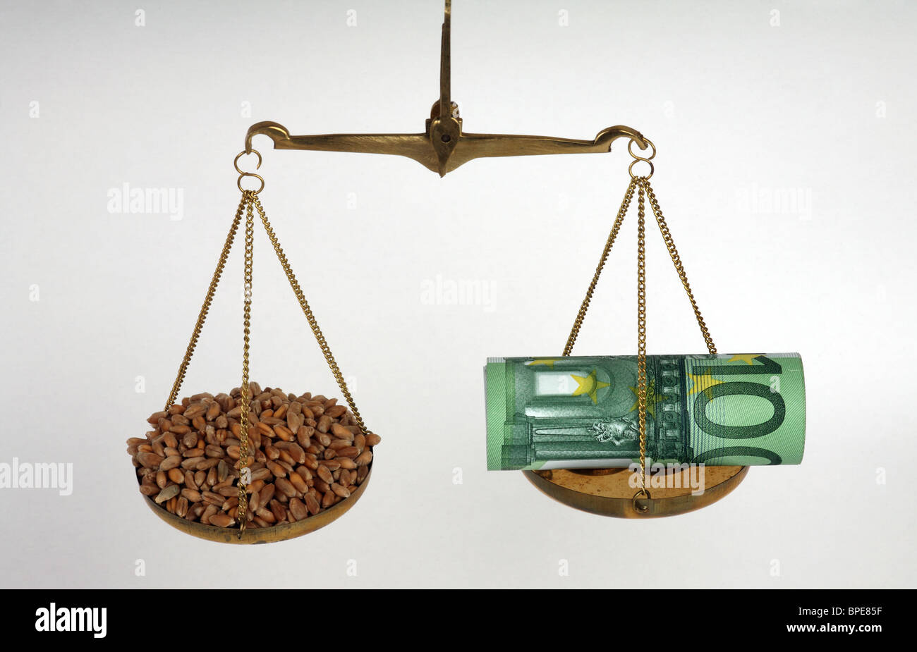 I chicchi di grano e le banconote in euro su scale bilanciato Foto Stock