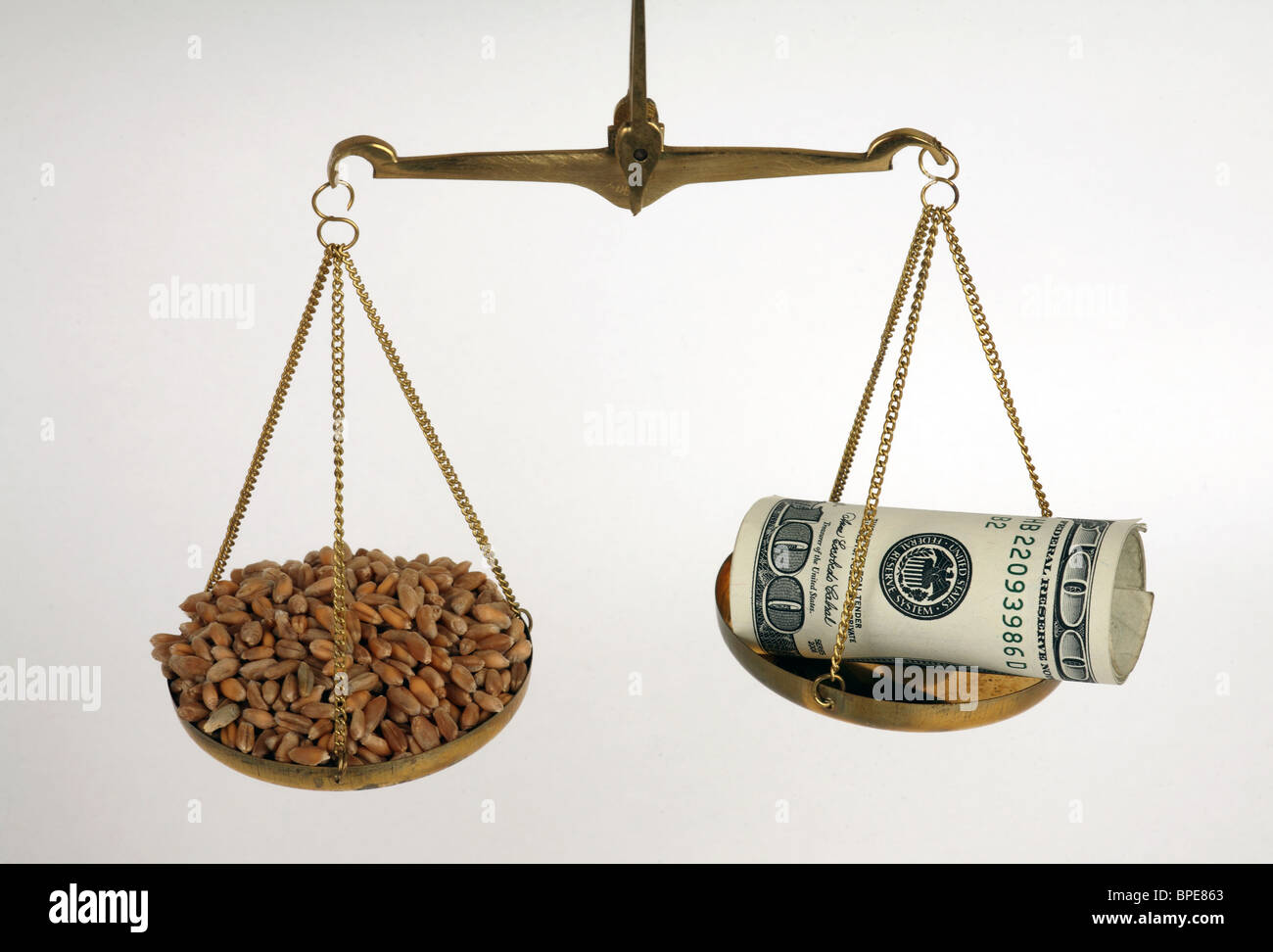 I chicchi di grano e dollaro banconote su scale bilanciato Foto Stock