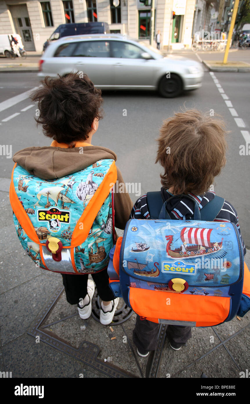 I bambini sul loro modo di scuola, Germania Berlino Foto Stock