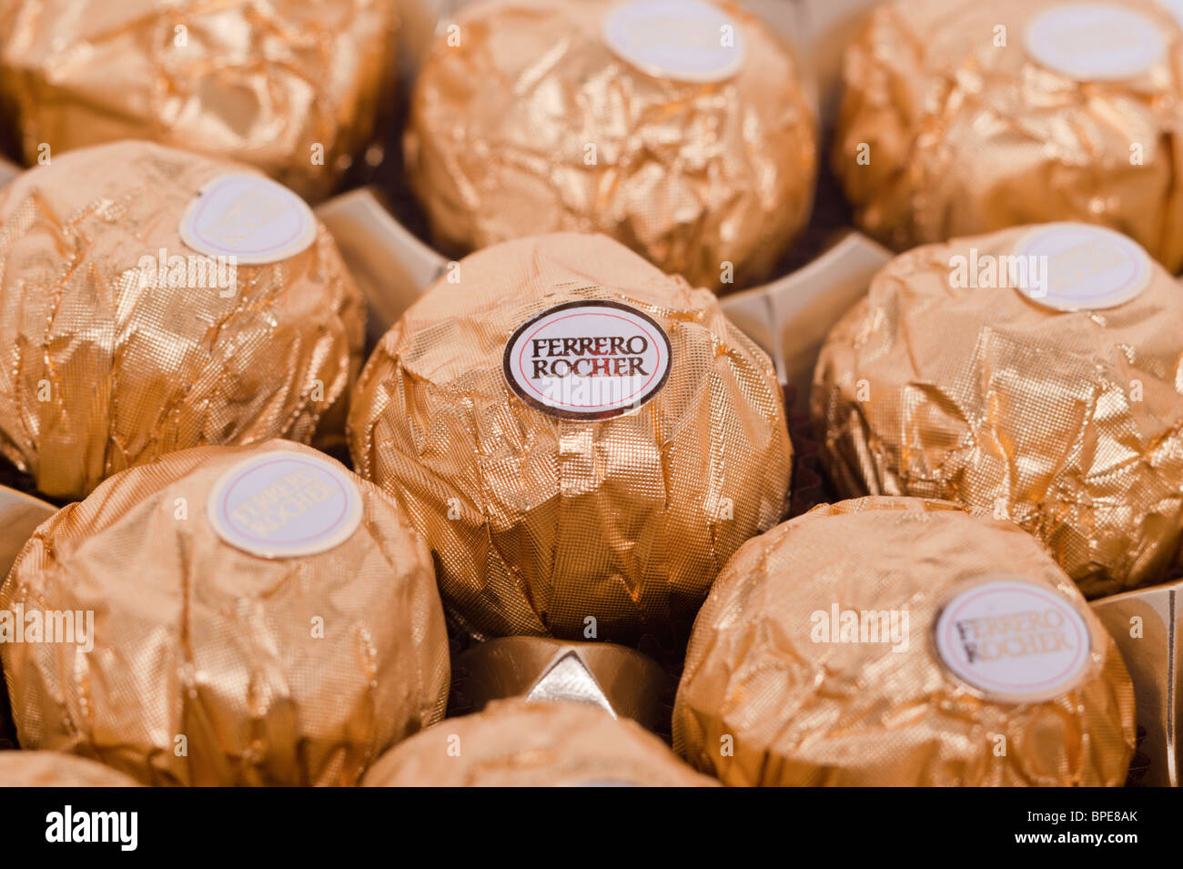 Una chiusura di una scatola di Ferrero Rocher cioccolatini Foto Stock