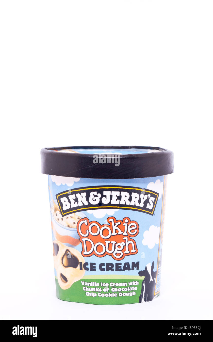 Una chiusura spaccato di una vasca di Ben & Jerry's pasta biscotto gelati su sfondo bianco Foto Stock