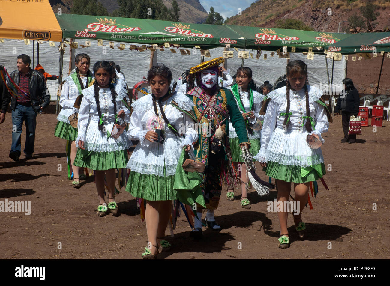 Un womens dancing gruppo lascia l'arena dopo la concorrenza nella Vergine Carmelo Festival, Pisac, Valle Sacra, Perù. Foto Stock