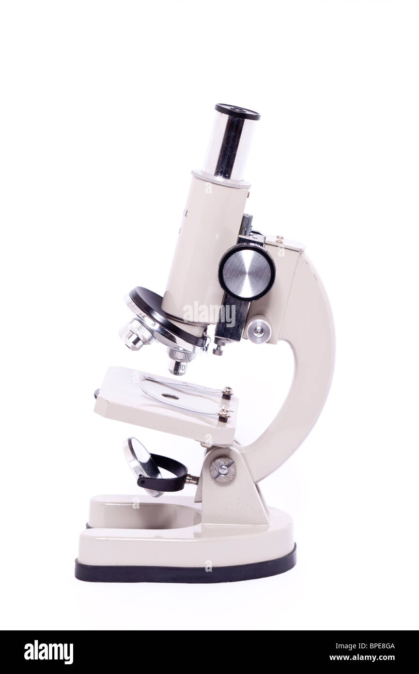 Una chiusura spaccato di un microscopio su sfondo bianco Foto Stock