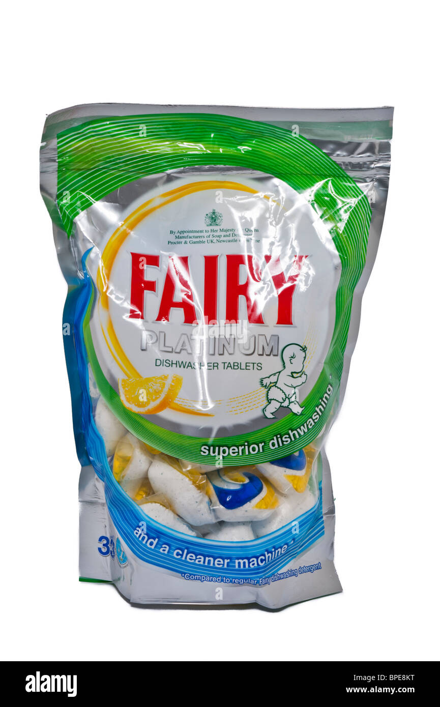 Una chiusura spaccato di un pacchetto di Fairy platinum le pasticche per lavastoviglie su sfondo bianco Foto Stock