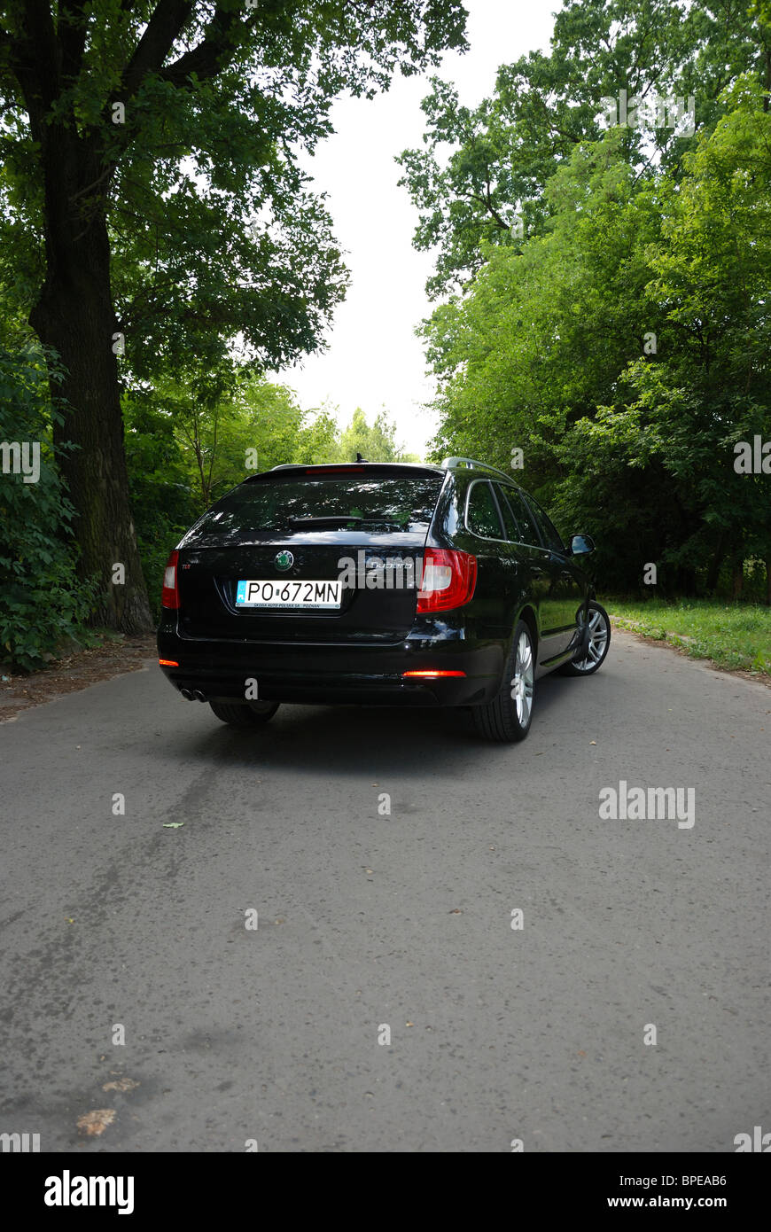 Skoda Superb Combi 2.0 TDI - MY 2010 - metallico marrone - Ceca popolare medio-alto auto di classe, segmento D - city park Foto Stock