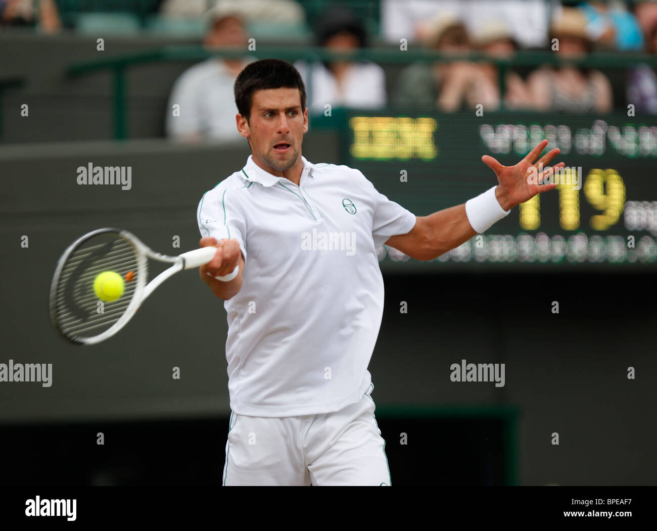 Novak Djokovic di Serbia in azione al 2010 campionati di Wimbledon Foto Stock