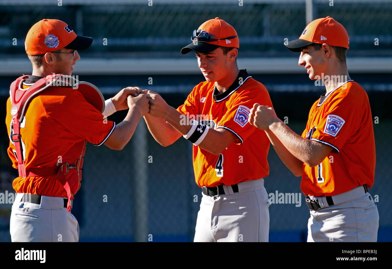 Pounding pugni in player presentazioni per Italia a 2010 Senior League Baseball World Series. Foto Stock