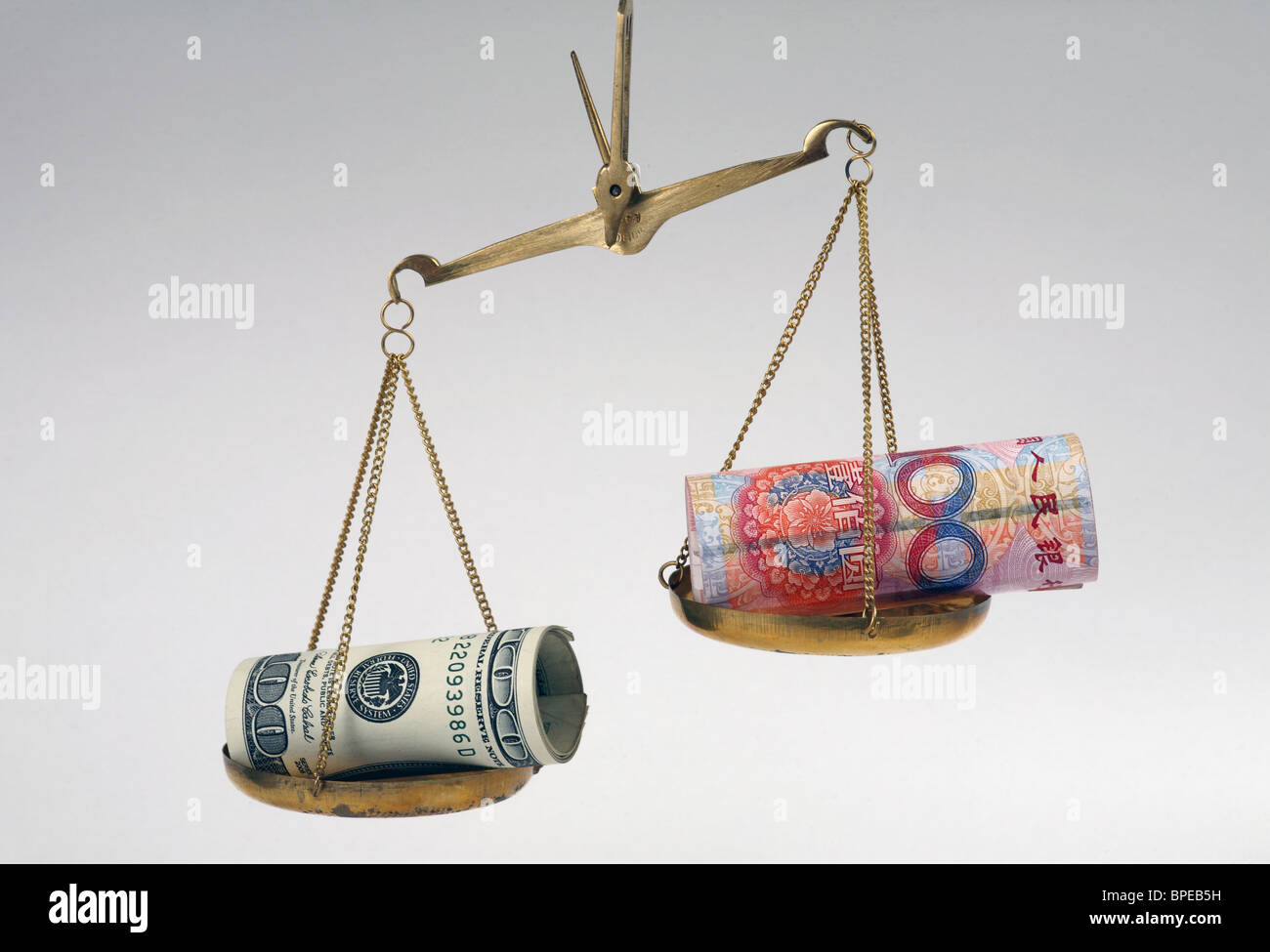 Dollaro e renminbi yuan banconote su scale Foto Stock