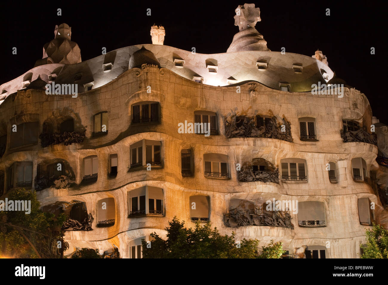 Barcellona Casa Mila illuminata di notte Foto Stock
