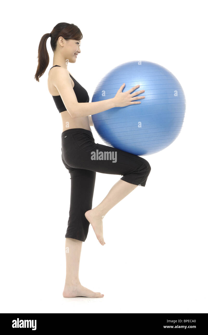 Donna che esercitano con sfera di fitness Foto Stock