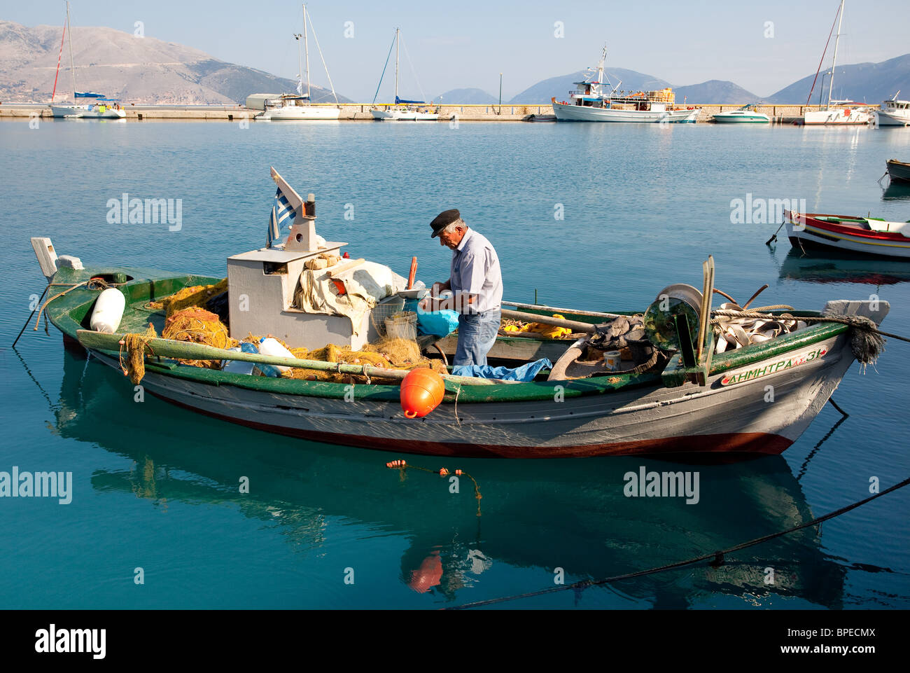 Pescatore greco riassettavano le reti. Sami village. Cefalonia Grecia Foto Stock