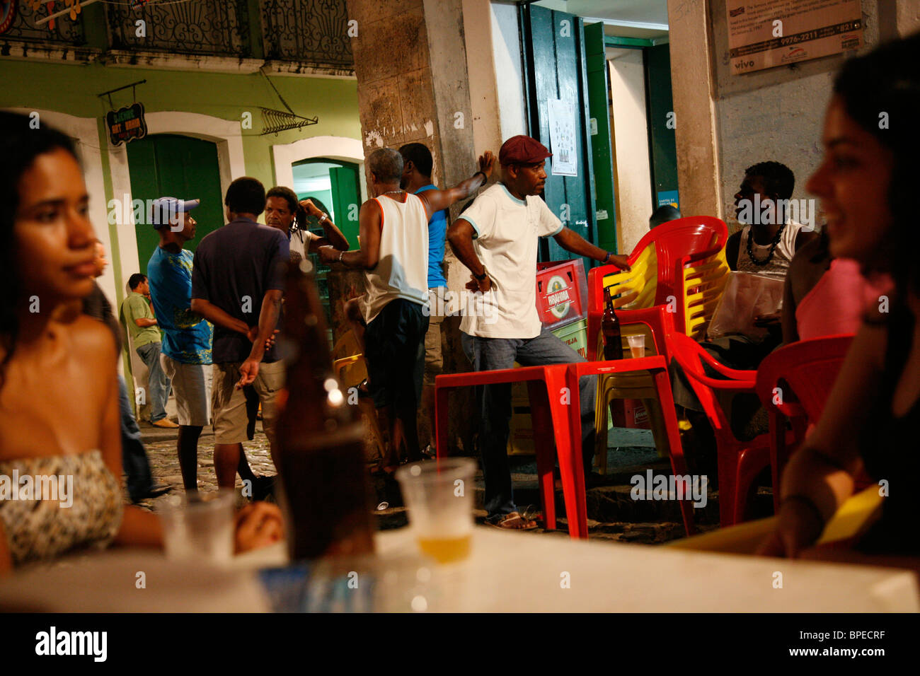 Persone presso un bar all'aperto sulla strada in Largo de Pelourinho, Salvador, Bahia, Brasile. Foto Stock