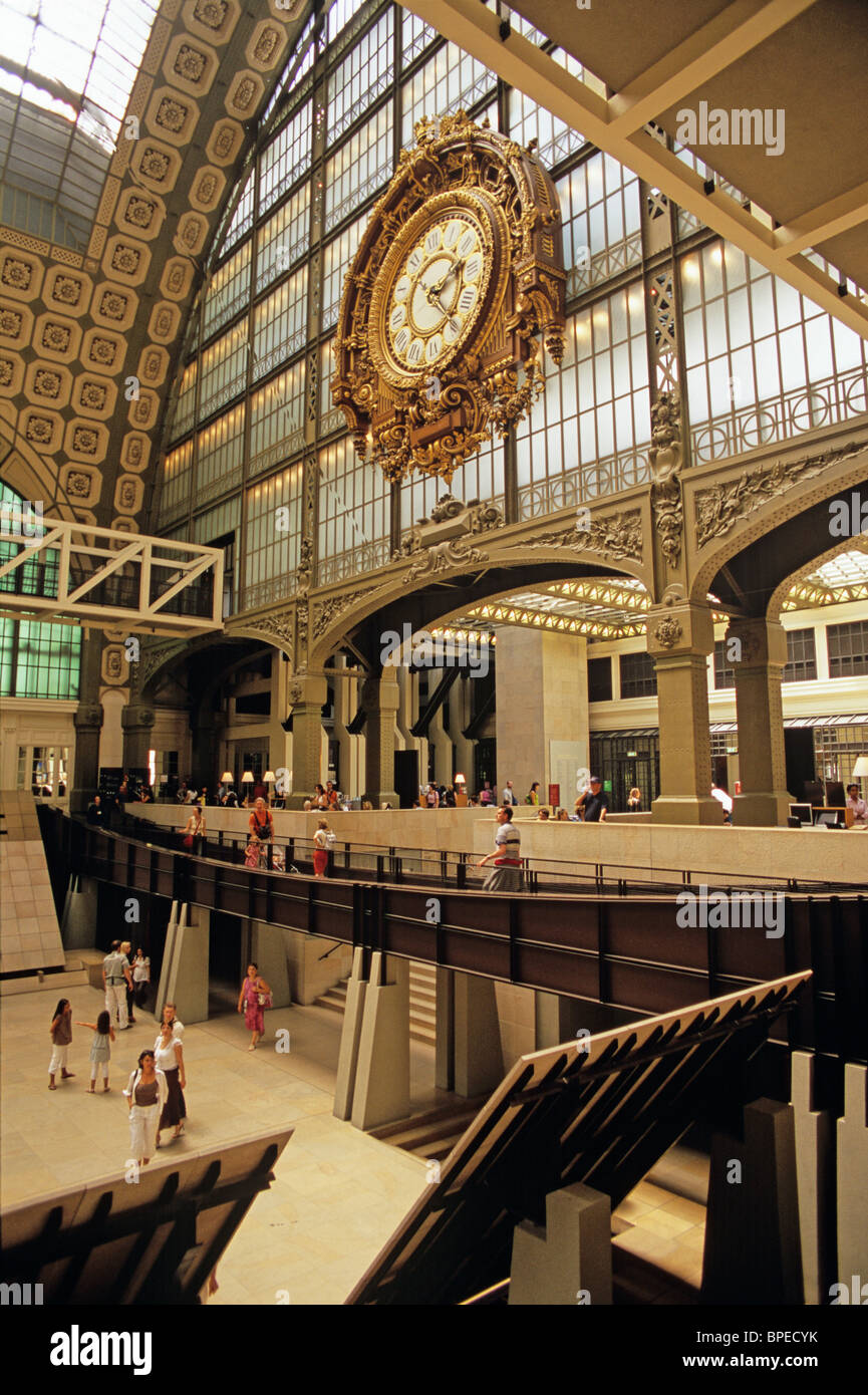 Francia, Parigi, Musee D'Orsay Museo di arte, hall di entrata sulla destra, pavimento principale sulla sinistra, orologio; case di arte impressionista Foto Stock