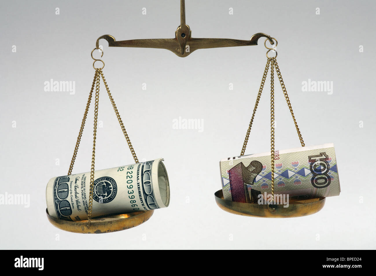 Il dollaro e il rublo banconote su scale bilanciato Foto Stock
