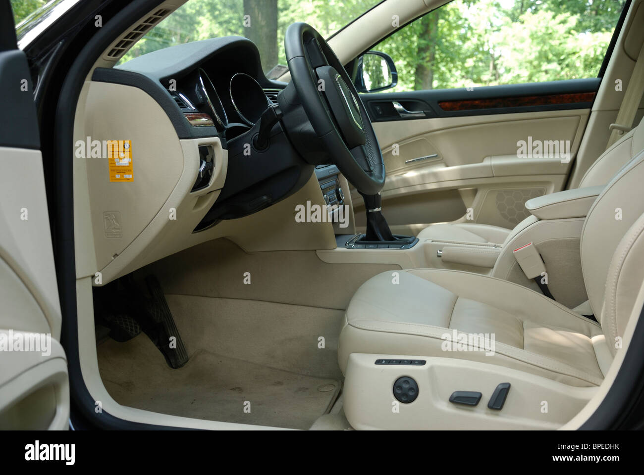 Skoda Superb Combi 2.0 TDI - MY 2010 - metallico marrone - Ceca popolare medio-alto auto di classe, segmento D - interno, cabina Foto Stock