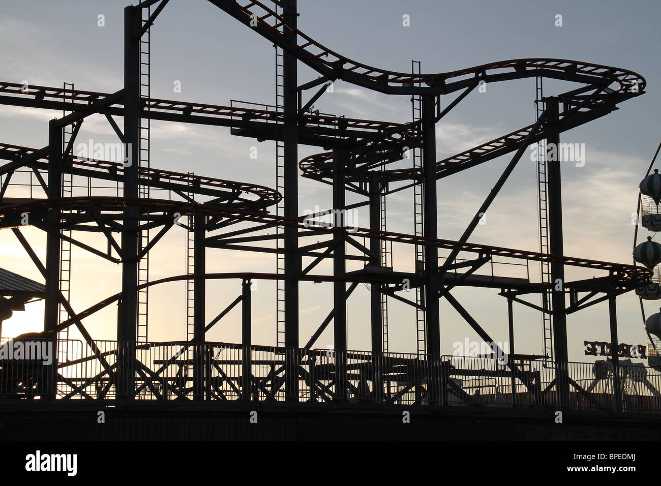 Silhouette di big dipper nella parte anteriore di mare del parco di divertimenti a Skegness sulla costa est del Lincolnshire NEL REGNO UNITO. Foto Stock