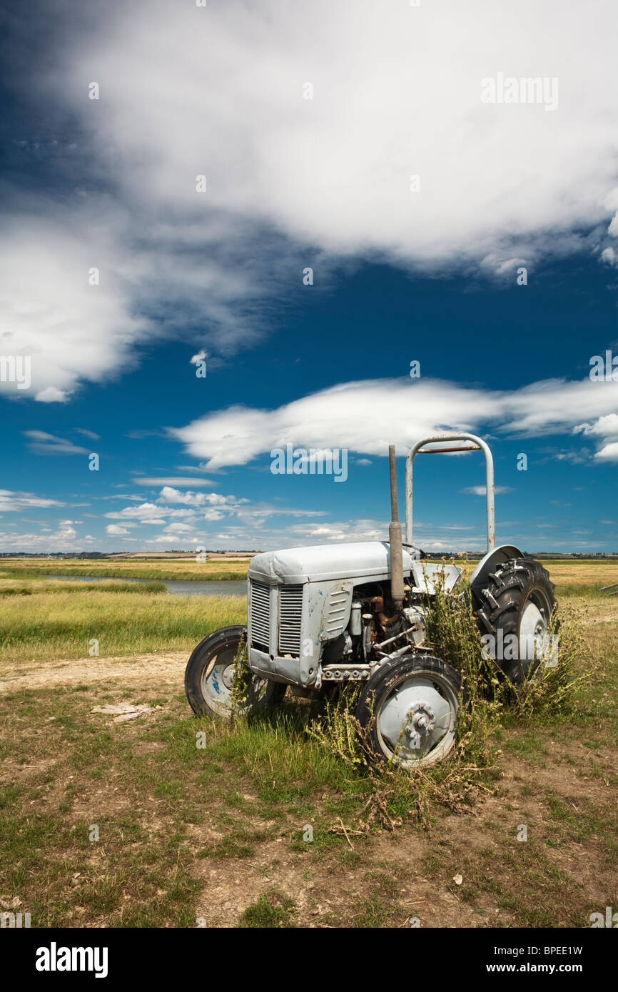 Vecchio trattore su paludi Elmley Riserva Naturale, Isle of Sheppey, Kent, Regno Unito Foto Stock