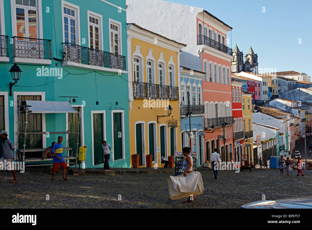 Strade acciottolate e architettura coloniale Largo de Pelourinho, Salvador, Bahia, Brasile. Foto Stock