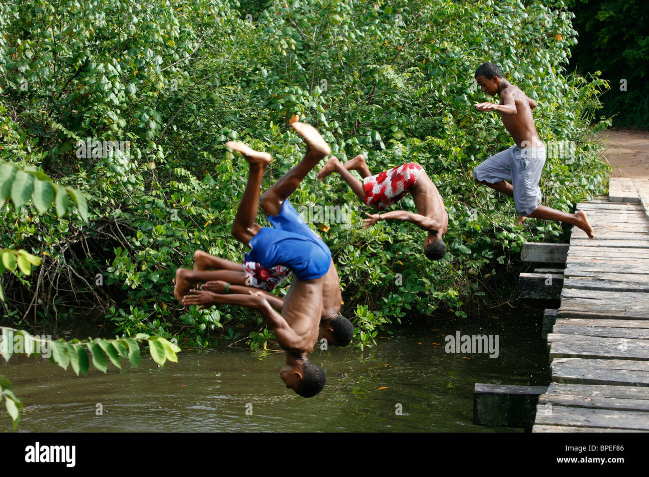 Kids jumping all'acqua, Trancoso, Bahia, Brasile. Foto Stock