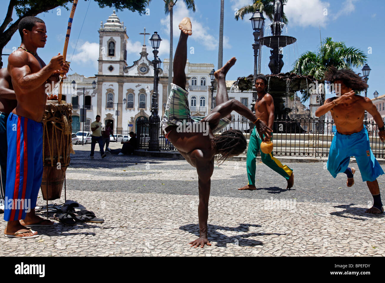 Capoeira prestazioni a Terreiro de Jesus piazza nel quartiere Pelourinho, Salvador, Bahia, Brasile. Foto Stock