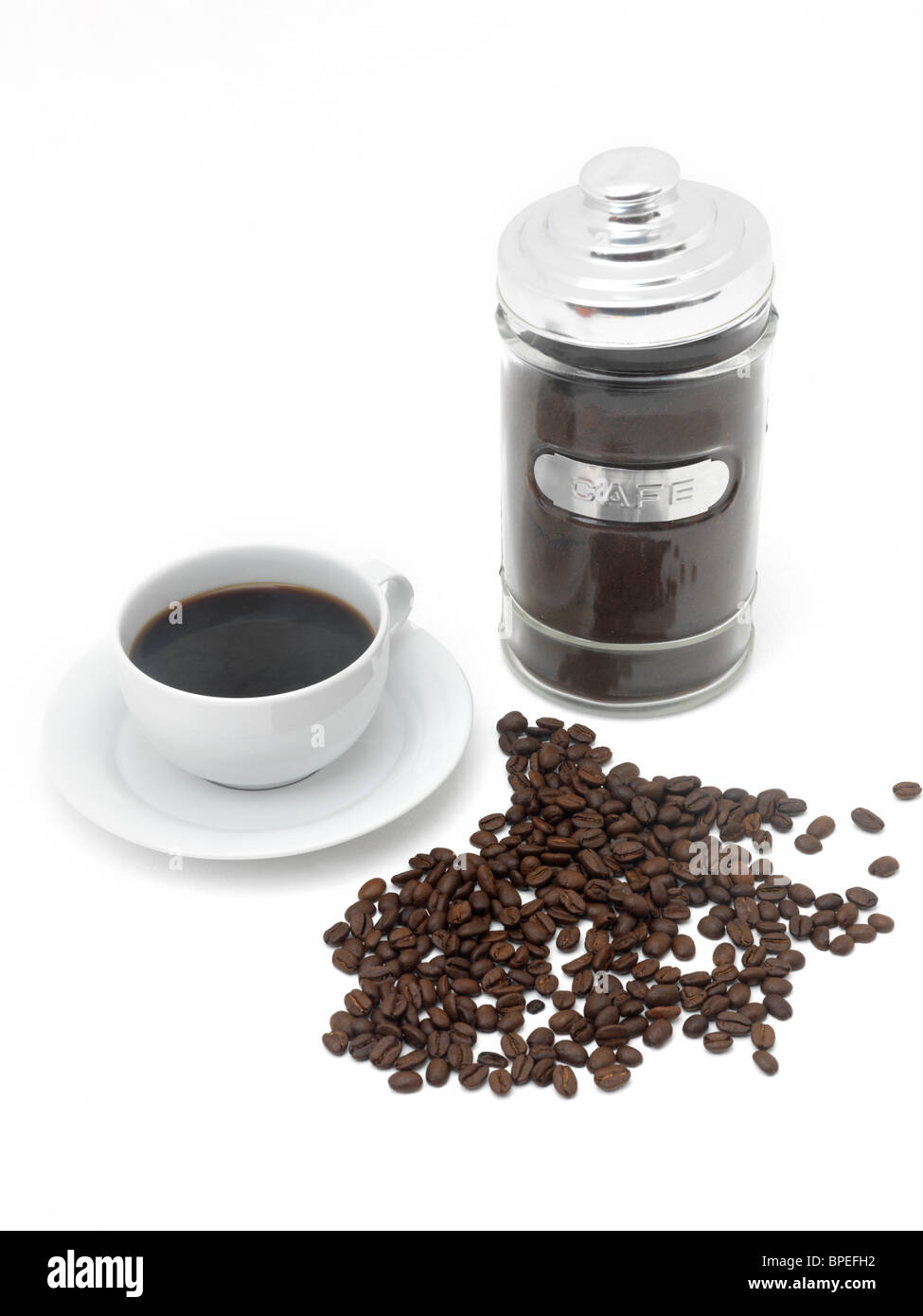 Caffè brasiliano in un vasetto di vetro, tazza e piattino e chicchi di caffè Foto Stock