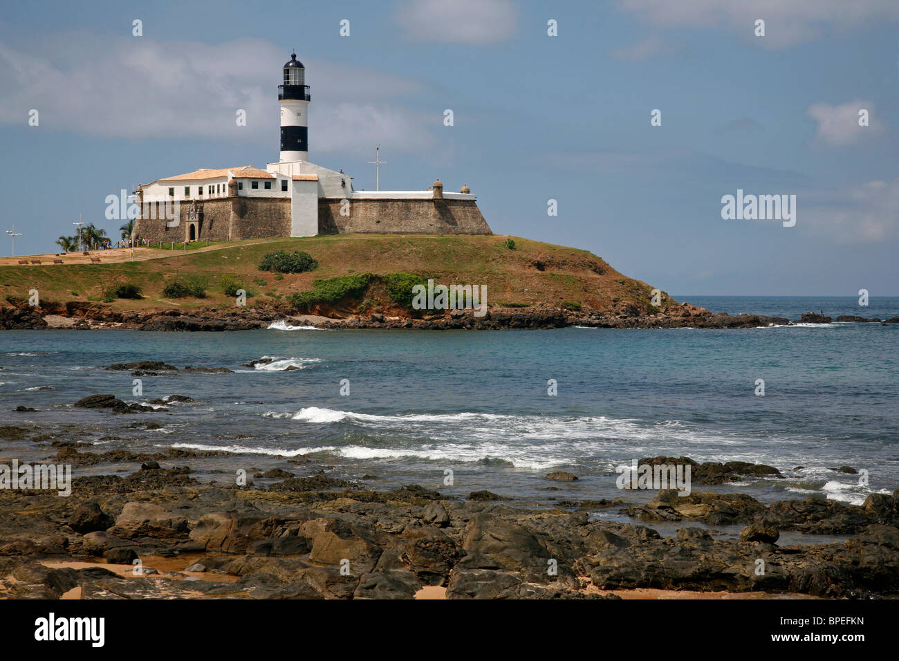 Forte de Santo Antonio da Barra fortezza con Farol da Barra lighthouse, Salvador, Bahia, Brasile. Foto Stock